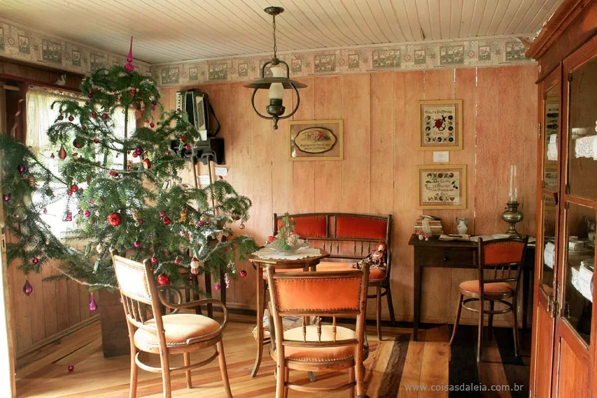 Casa da Memória Rural - sala do inicio do século XX com um pinheiro de natal