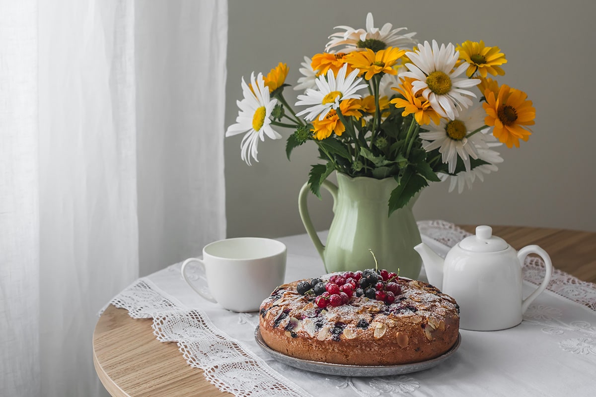 Café com as amigas: como planejar - flores na mesa e um bolo