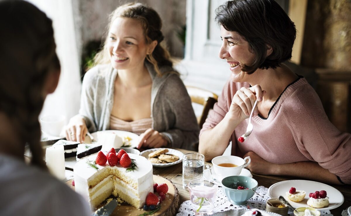 amigas na mesa de cafe