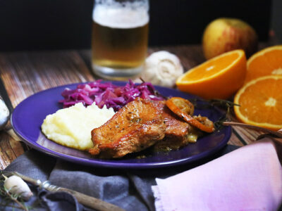 Lombinho com purê de batatas e repolho roxo