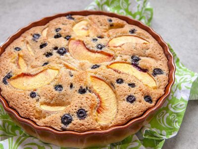 Bolo de maçã com uvas passas