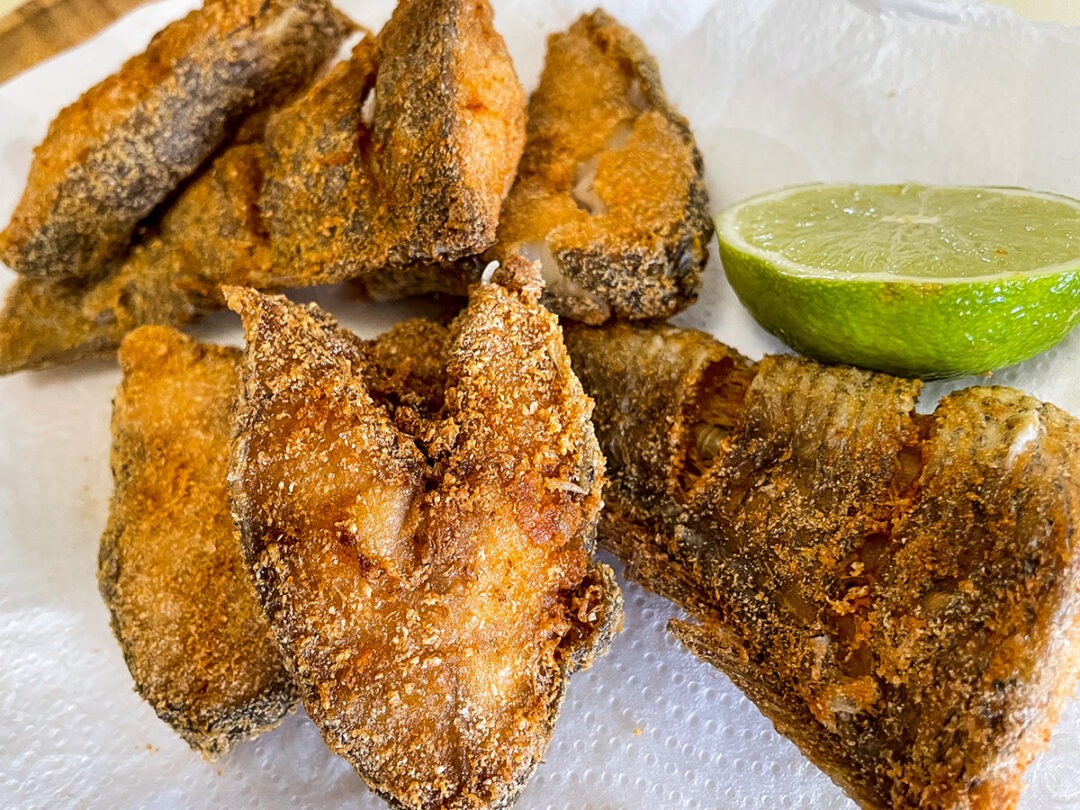 Como fazer peixe frito simples e crocante