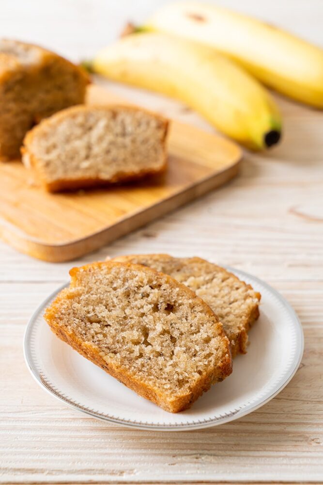 bolo de banana em um prato