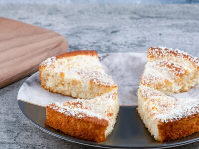 Bolo de coco gelado simples