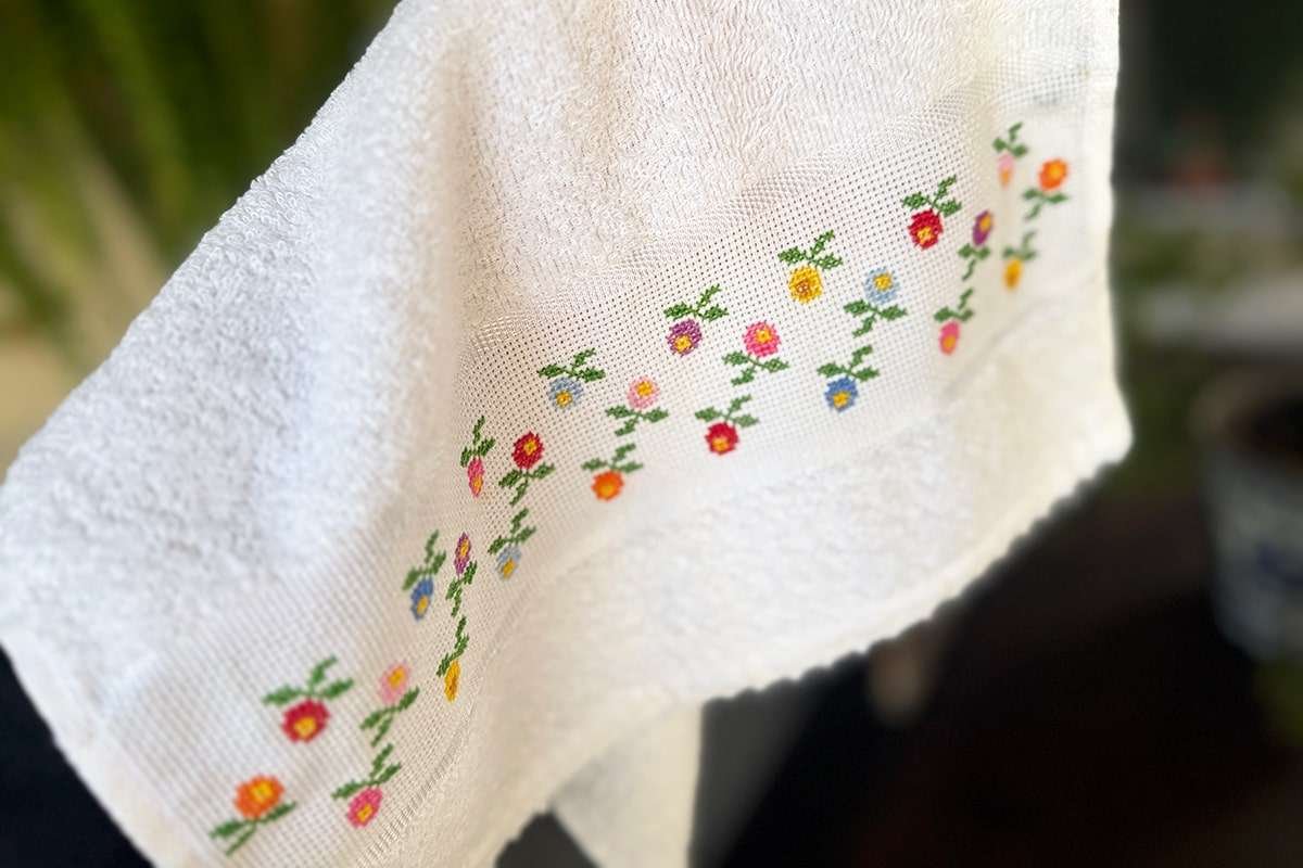 A delicadeza do ponto-cruz floral